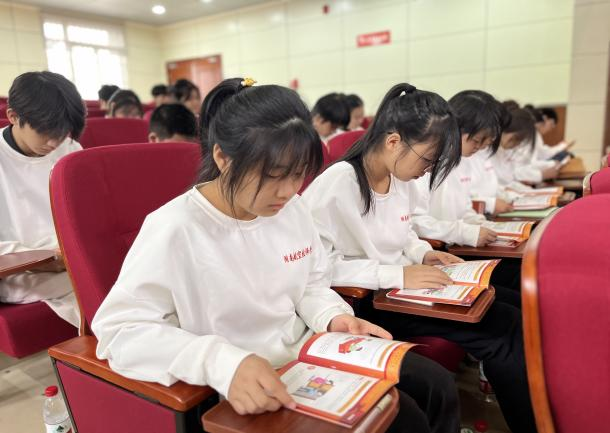 “沉浸式”体验庭审 “零距离”与法同行 ——湖南航空技师学院思政实践课纪实