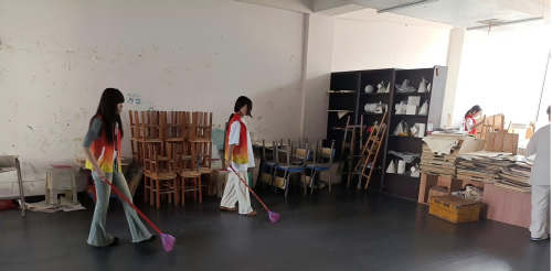 净校园方寸地 育劳动公德心——建筑装饰系开展班级卫生值周工作