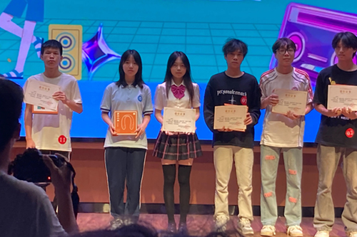 音乐与青春共舞 我系贺佳琪同学以《如果爱忘了》斩获学院十佳歌手殊荣 