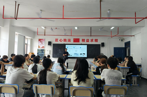 学院党委委员、宣传统战部部长肖炎坤给联系班级讲思想政治教育课