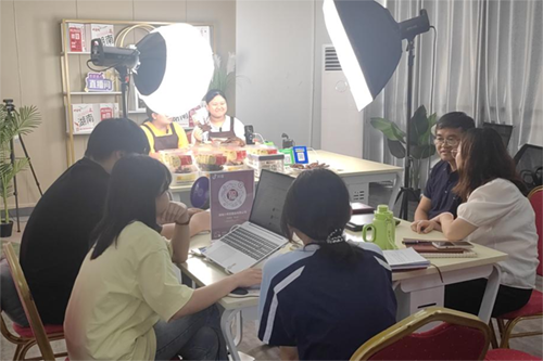 党建引领促发展 电商直播助创业——学院党委委员肖炎坤实地调研指导电商创业社团