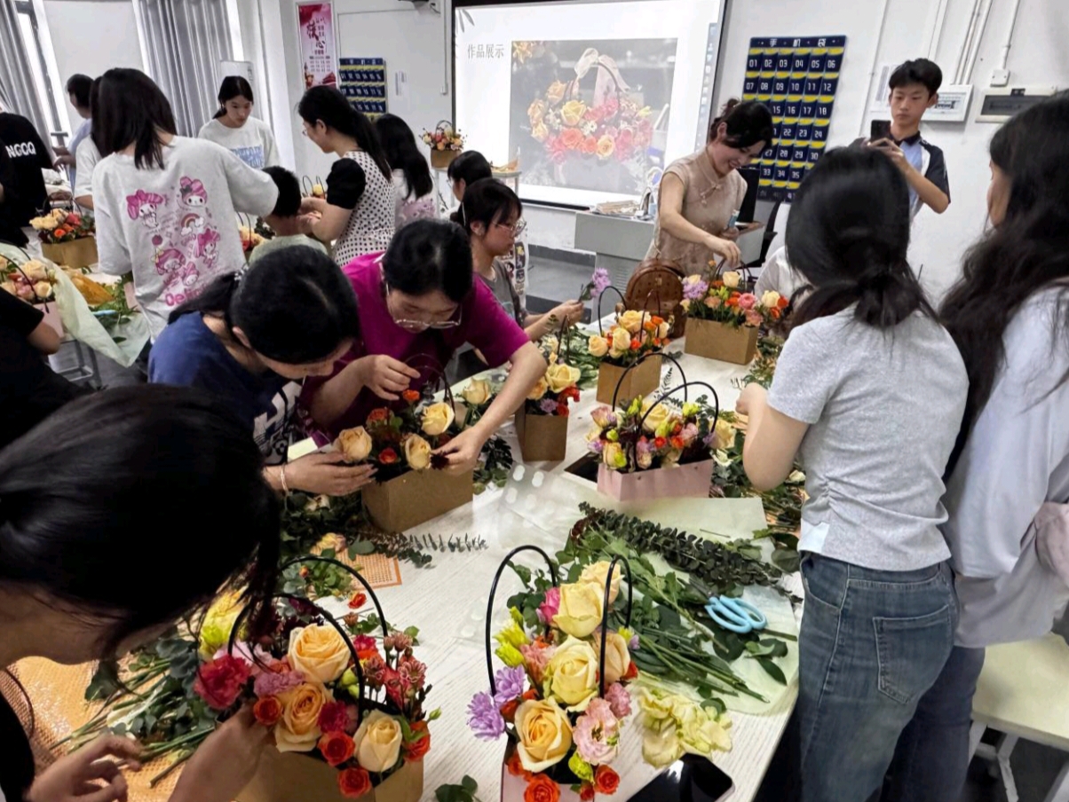 花香蕴初心 青春绽芳华——经贸物流系举办党建带团建特色花艺活 动 ﻿