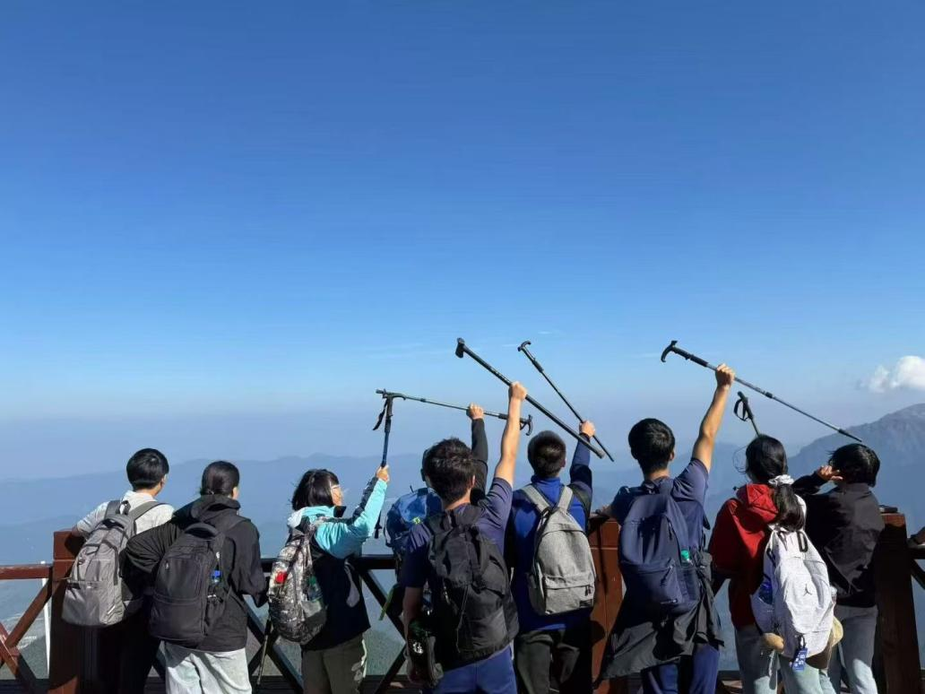 青春逐光,顶峰见朝阳——信息工程系学生会夜攀武功山