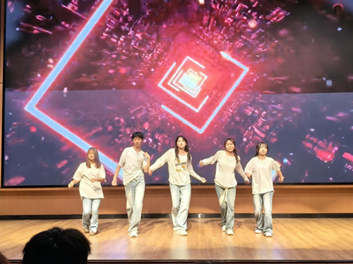 机械工程系举办“初露锋芒，星光绽放”新生才艺比赛