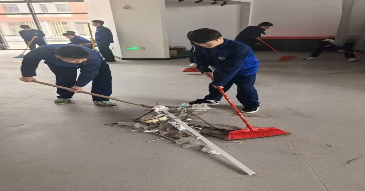 践行雷锋精神 共创洁净校园