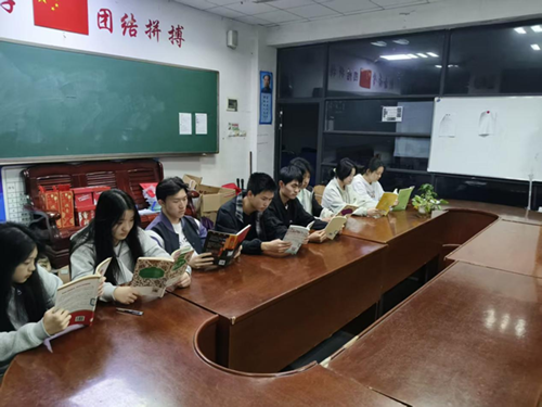 以书为友,共赴新知——在文字中碰撞思想在交流中收获成长