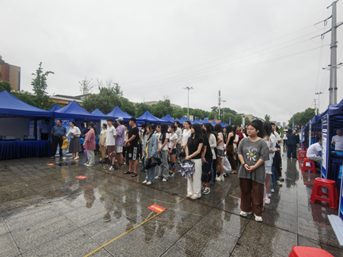 株事暖企“职”等你来——建筑装饰系组织毕业年级参加北斗产业园区专场招聘会