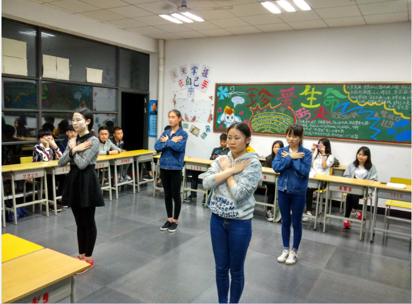 电商高1501班“感恩生活,感动你我”主题班会活动总结