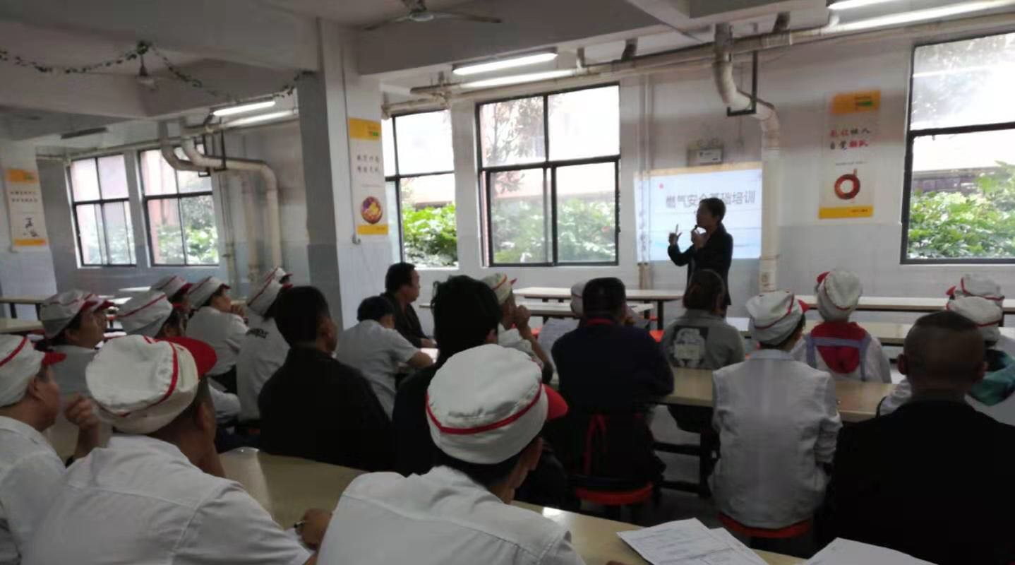 加强食堂人员培训,筑牢学院安全防线